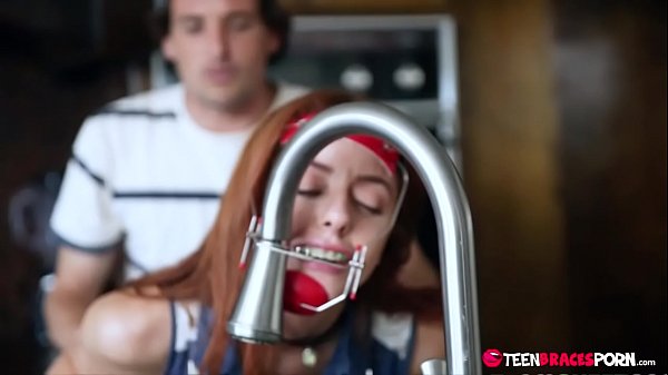 青少年布雷斯·克莱奥·芭铎 (Cleo Bardot) 将她的屁股压在他身上，他的鸡巴变得坚如磐​​石 -