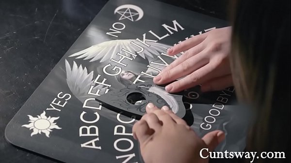 Súcubo lesbiana apilada sobrenaturalmente