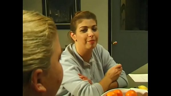 La sgualdrina dai capelli scuri Kathy racconta i dettagli del suo collega di lavoro sul suo primo appuntamento con Huy con cui ha fatto amicizia su Tumblr