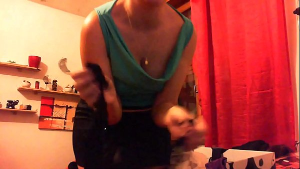 Du bist ein böser Junge! Deine Mutter hat dich beim Masturbieren erwischt, während sie ihre Korsetts anprobiert