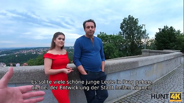 HUNT4K. B&ouml_ses M&auml_dchen verdient viel Geld mit ihrem sexy K&ouml_rper vor ihrem armen Vater