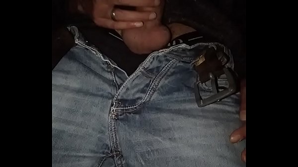 C. Im Schlafzimmer eingesperrt zu bleiben, weil man seine Pflicht nicht getan hat... Was für eine Strafe. Aber zum Glück konnte ich nach einer Doppelmasturbation entkommen.