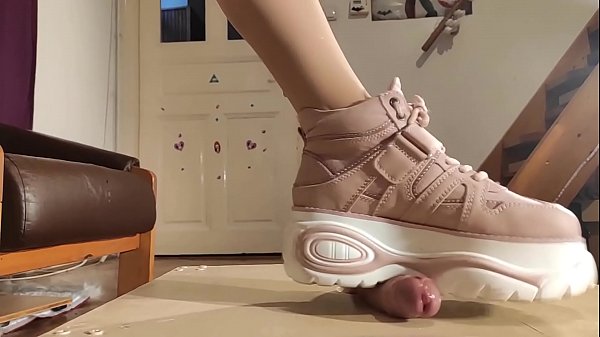 Domina sexy POV calpesta il cazzo e amp_ a. schiavo con gli stivali pt2 HD