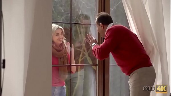 ANTIGO4K. A garota estava perdida na cidade, mas o velho a salva e fode