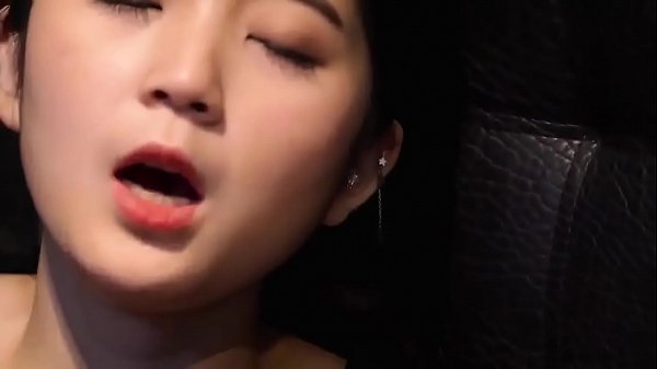 Una ragazza carina stava guardando il sesso e si masturbava ed è stata scoperta da suo fratello...