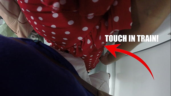 Drücke meine Brüste im öffentlichen Zug gegen einen Fremden | Berührte seinen Schwanz mit meiner Hand, um seine Reaktion zu sehen und es gefiel ihm!