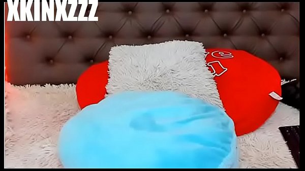 White whore showing her tits on Chaturbate