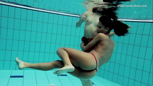 Markova và Zlata Oduvanchik khỏa thân bơi trong hồ bơi