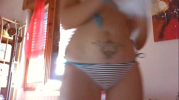 Ta belle maman bronzée met son gros cul sur ton visage et gicle comme une salope