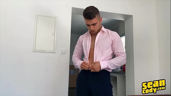Euro Stud (Thony) Grey liefert nach vielen Kanten eine große Ladung ab und bedeckt seine Bauchmuskeln mit Sperma – Sean Cody