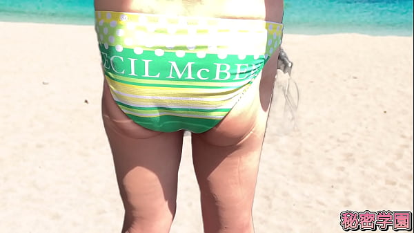 Bella teenager si spoglia amatoriale