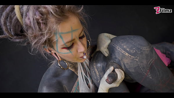 TRANNY ANAL stretching da parte della dominatrice TATTOOED - Coppia FEMDOM con fisting nel culo (goth, punk, porno alternativo) ZF163