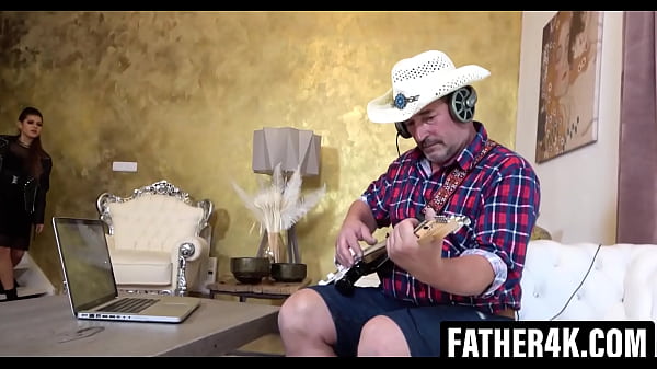 Antes del concierto de rock, el novio de Serina decidió darse una ducha. Pero la espera de repente se convierte en un polvo imprevisto con una auténtica estrella del rock, el padrastro del novio.