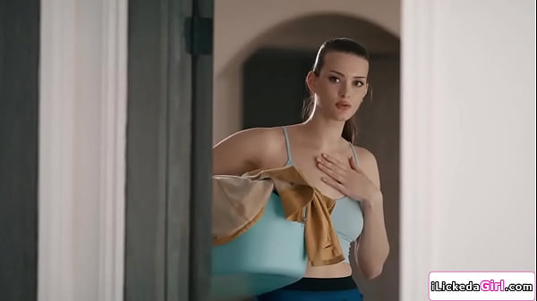 Casal de lésbicas convida governanta morena para fazer sexo a três