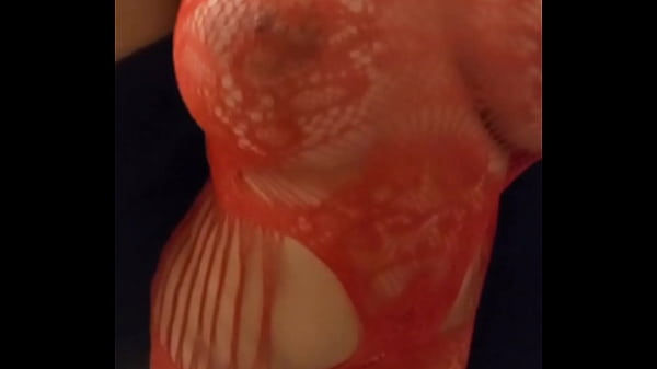 Latina-Hure in roten Dessous geht auf alle Viere und gibt ihre Muschi her