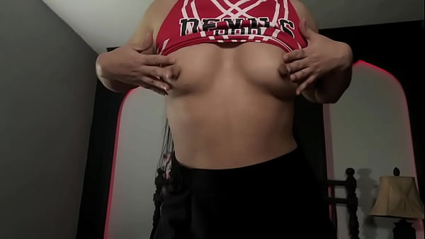 Animadora muestra su GRAN CULO ante la CÁMARA mientras la graban | Astarot