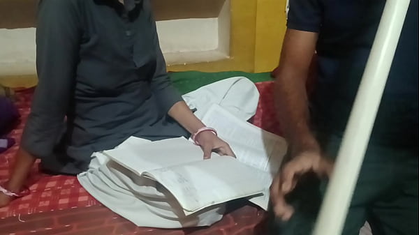 Preciosa chica adolescente se divierte con tetas grandes