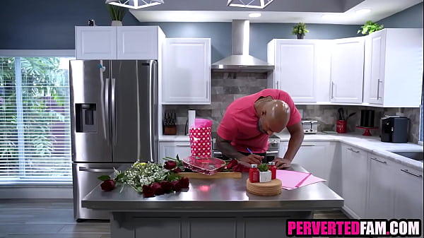 Con gái riêng Ebony tặng quà ngày lễ tình nhân cho bố dượng