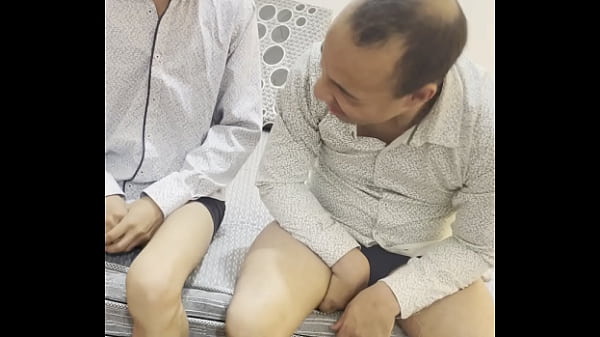 Schöner Teenager vergnügt sich anal