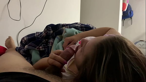 Mi hermanastra juega con mi verga mientras vemos una pel&iacute_cula en mi cuarto