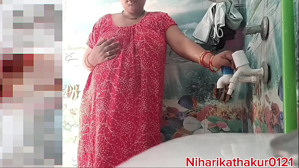 Je me baigne dans la salle de bain avec une baise de chatte, vous devinez ?