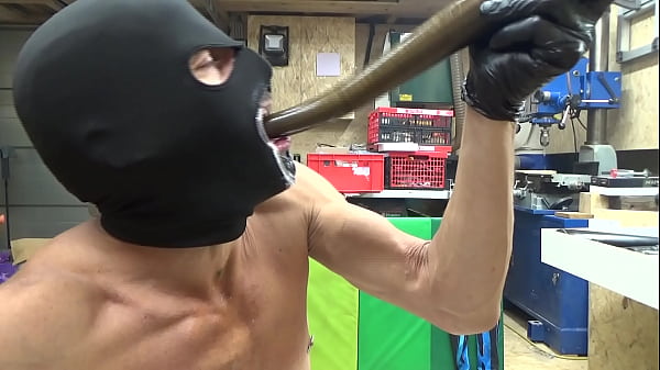 Extremeslut66 schiebt sich mit einer wunderschönen Rosenknospe 30 cm in den Hals und 40 cm in den Arsch