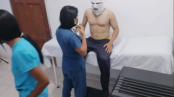 Nuttige Krankenschwestern überreden einen Patienten zum Sex im Krankenhaus. Folge eins