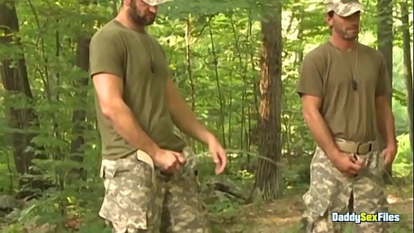 DaddysexFiles : Joe Parker et CJ Parker se tapent le cul de Conner Habibs après avoir été surpris en train de pisser dans le camp