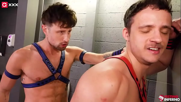 Allein in einem ländlichen Badezimmer streichelt Drew Dixon einem Schwulen im Urinal seinen unbeschnittenen Schwanz