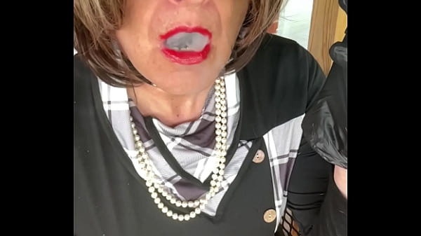 CD Nikki fumando en cámara lenta