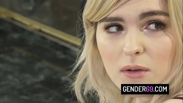 Đẹp tranny tuổi teen Jean Hollywood fucks với ông chủ biến thái của cô trên chiếc ghế dài