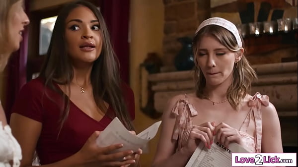 Três lésbicas comemoram sua amizade lambendo buceta