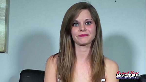 Una teenager sexy e sexy si mette in mostra - pompino