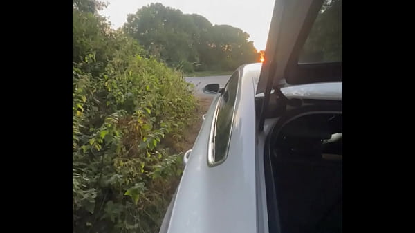 Matrigna giovane scopata in un parcheggio, lui le viene nella figa bagnata, creampie