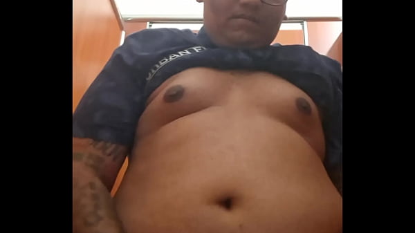 Vaibhav si masturba e viene nel bagno dell'auditorium