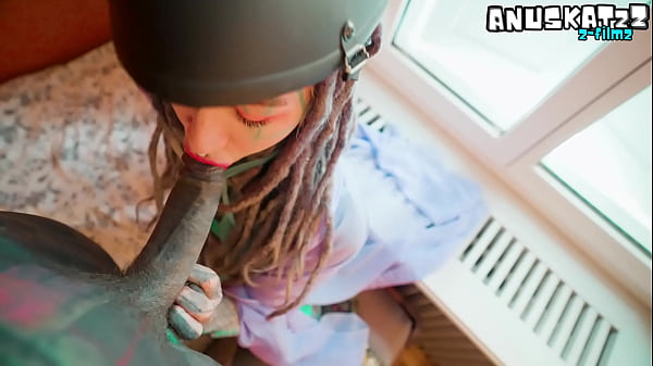 Ragazza mascherata e tatuata si fa sfondare il culo e finisce con lo sperma che le gocciola dalla figa