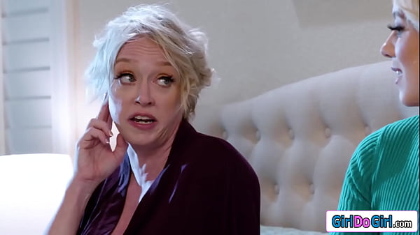 Enteada strapon fode madrasta vendada e sem saber peituda