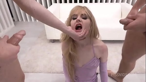 El triple coño de la puta gangbang se llena de pollas enormes hasta que eyacula sobre la multitud