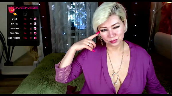 ¡Mi puta es una mujer de celebración!)) ¡Una esclava virtual se está follando desesperadamente con un consolador en la garganta y el culo!