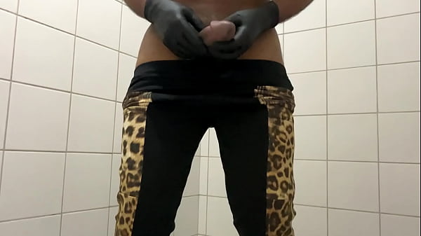 Une ado chaude et ludique s'exhibe - bi_sexuel