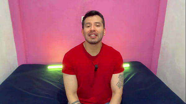 Begabter, muskulöser Soldat macht Jagd auf den Arsch eines jungen College-Schnuckels! sexuelle Geschichte