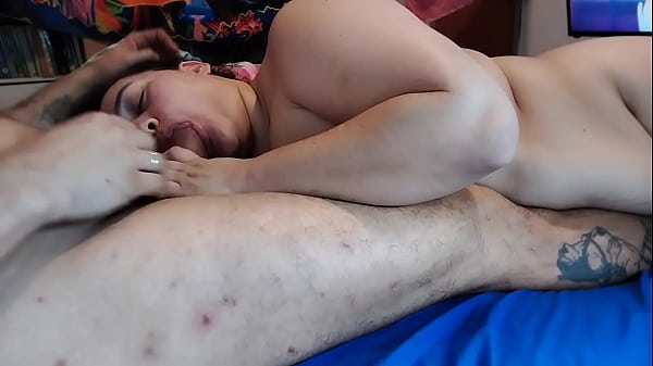 Dorynha bekommt einen Cumshot ins Gesicht. Mein Mann spritzte mir ins Gesicht und ich reinigte es mit meiner Zunge.