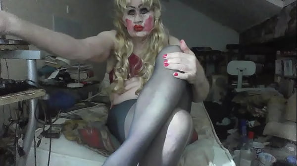 A escória milf desprezível e fumante Sarah anseia pelo seu pau, enquanto ela se exibe como a prostituta ambulante que ela é