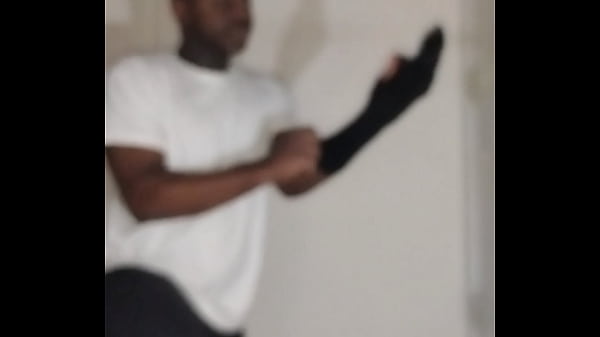 Ich konnte es mir nicht leisten, Armbänder zu kaufen, die ich am Handgelenk tragen konnte, also habe ich mich stattdessen dafür entschieden, von zu Hause aus kostenlos Armbänder aus Socken anzufertigen