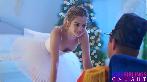 A bailarina flexível Molly Little é fodida em divisões por Nathan Bronson durante o treino