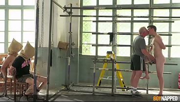 Master Doms und drei Twinks Teil 2: Nippelquälerei und Schwanzstreiche