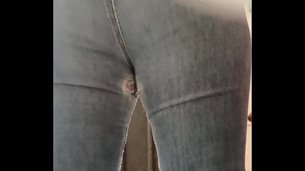 Latin FEMALE wird mit offenem Gesäß gefilmt, während sie auf die Toilette geht, um zu urinieren. Wie schön ist es, ihre Schwägerin zu filmen, ohne dass es jemand im Haus bemerkt