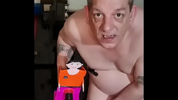 ainda estou esperando para ser fodido por um homem de verdade, mas por enquanto eu tive que fazer meu próprio homem para me foder com o idiota com 1 voto negativo