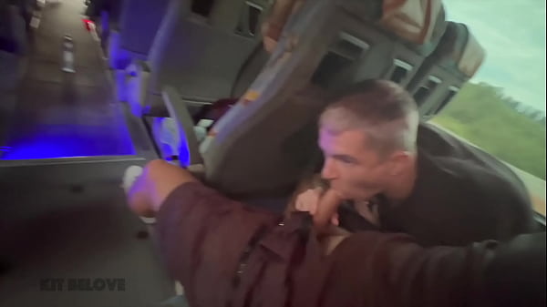 Blowjob von einem Fremden im Bus und riesiger Cumshot in einem Hotel