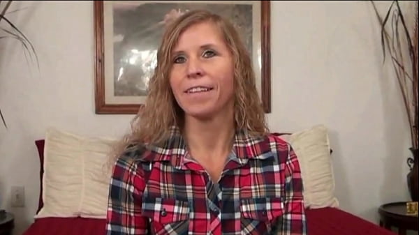 Desperate Amateurs, des MILF aux gros seins et des filles d'âge universitaire se font défoncer la chatte serrée par une grosse bite bien dure